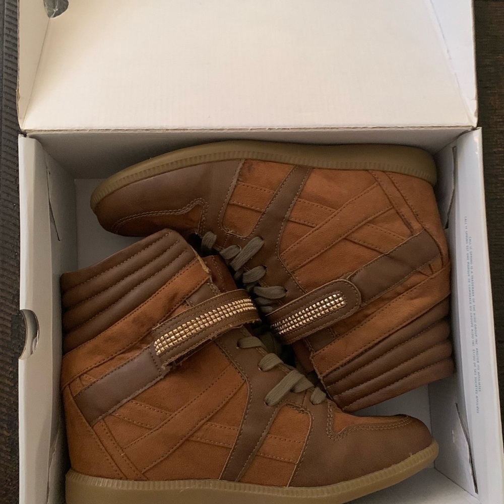 Pre-loved. Minimal wear. Please enlarge pictures to view. - Picture 13 of 13